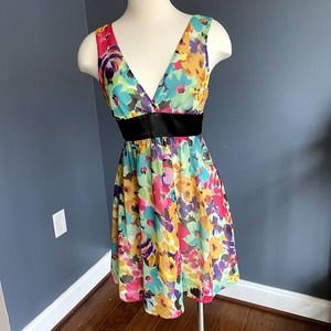 Bright floral V-neck dress w/ black waist tie